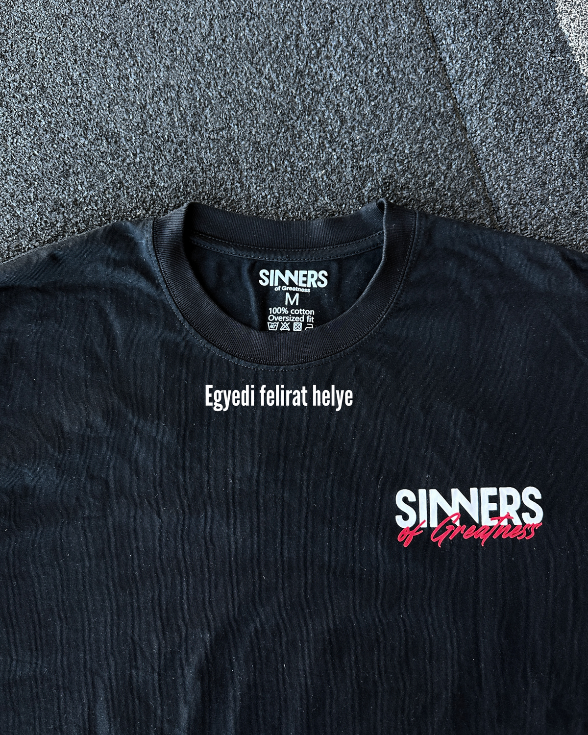 I CAN pumpcover póló SINNERS – közeli felvétel a 3D nyomásról