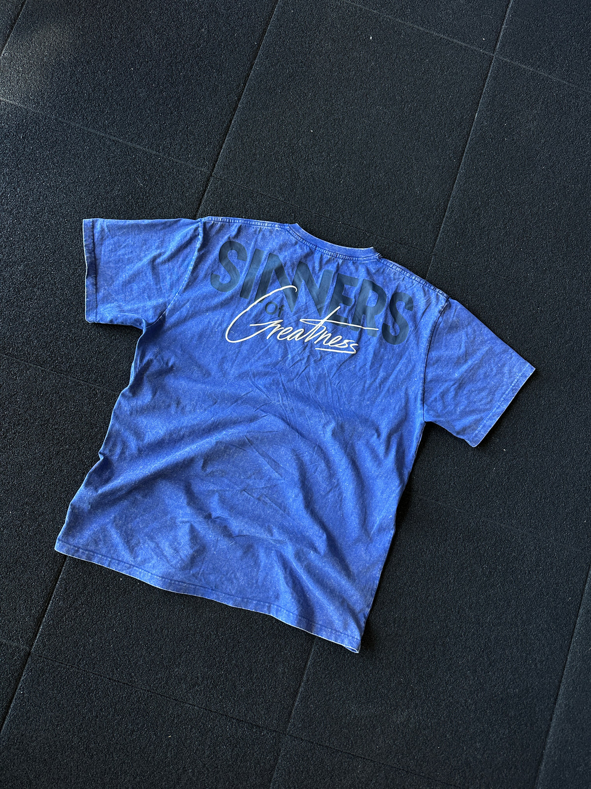 Greatness póló SINNERS – oversized pumpcover elölnézetben, SINNERS logóval