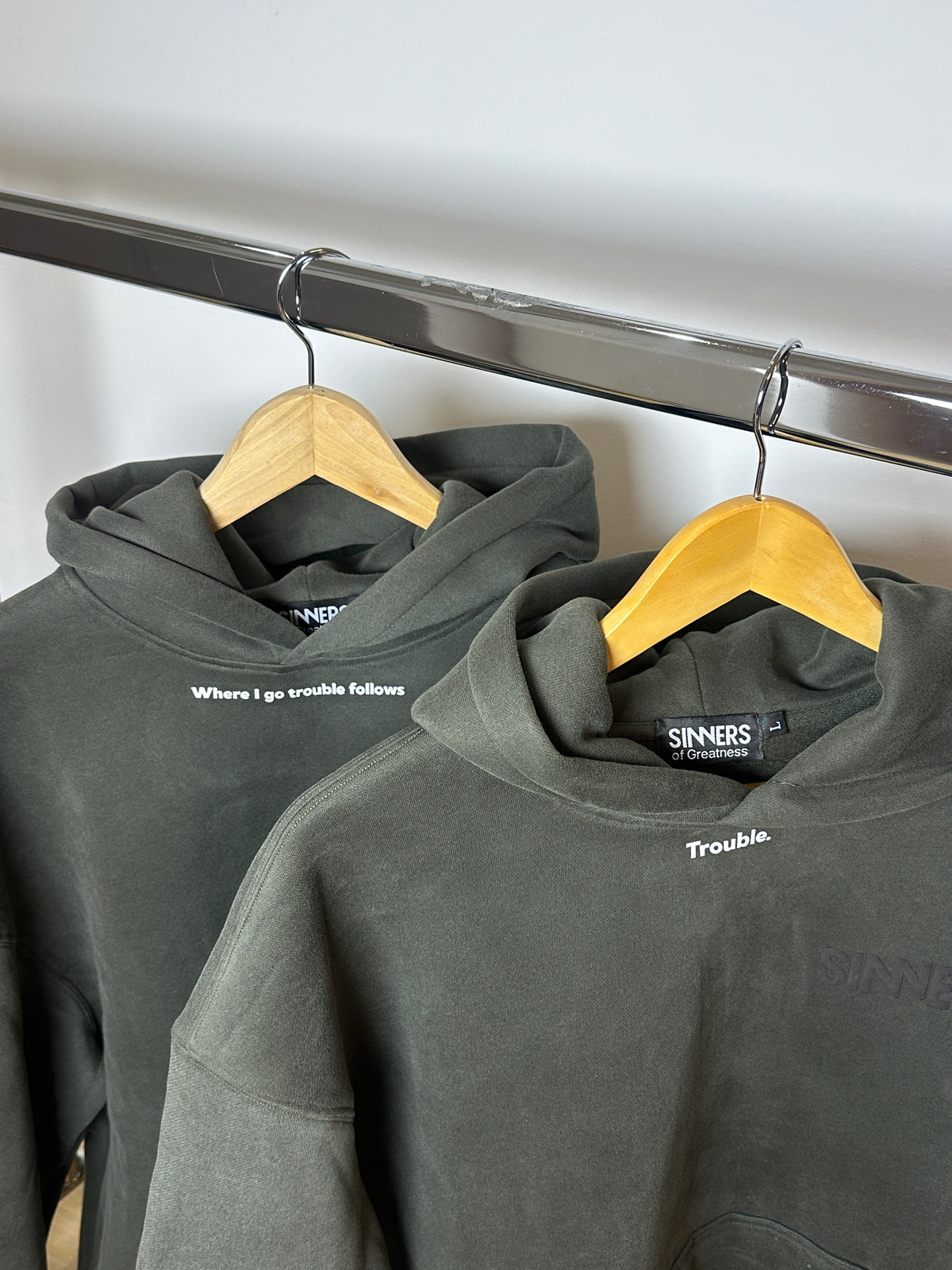 PWDR Hoodie SINNERS – hátulnézet, "Powered by Each Other" felirattal