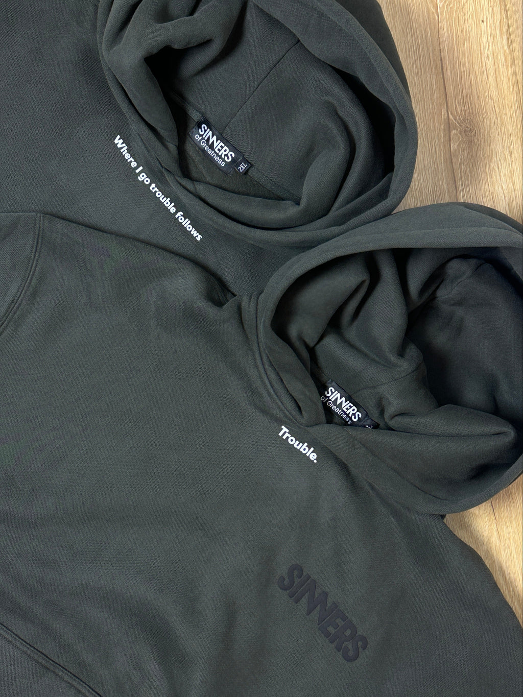 PWDR Hoodie SINNERS – páros viselet hátulról