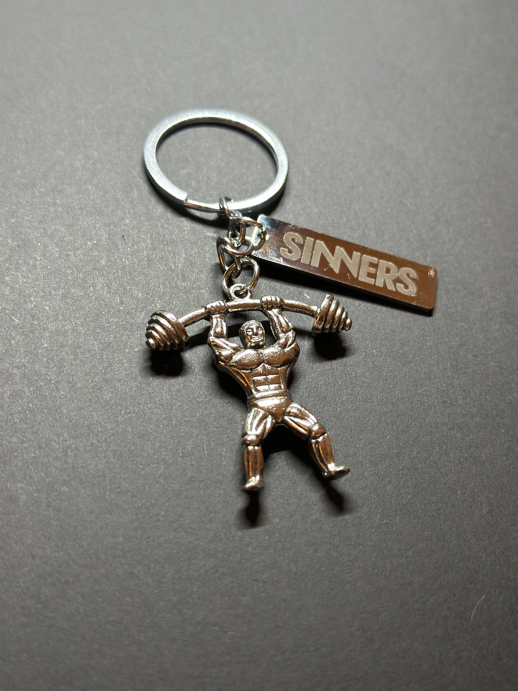 SINNERS kulcstartó – figura hátulnézetben