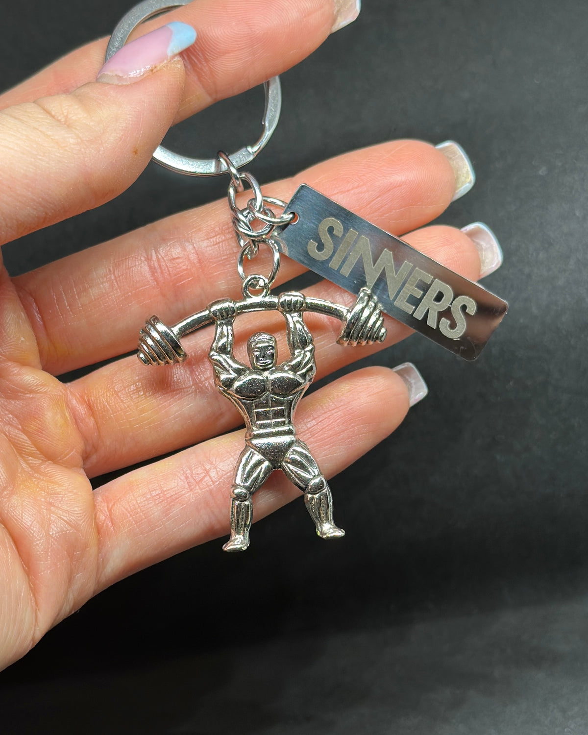 SINNERS kulcstartó – figura kulcskarikával, méretarány