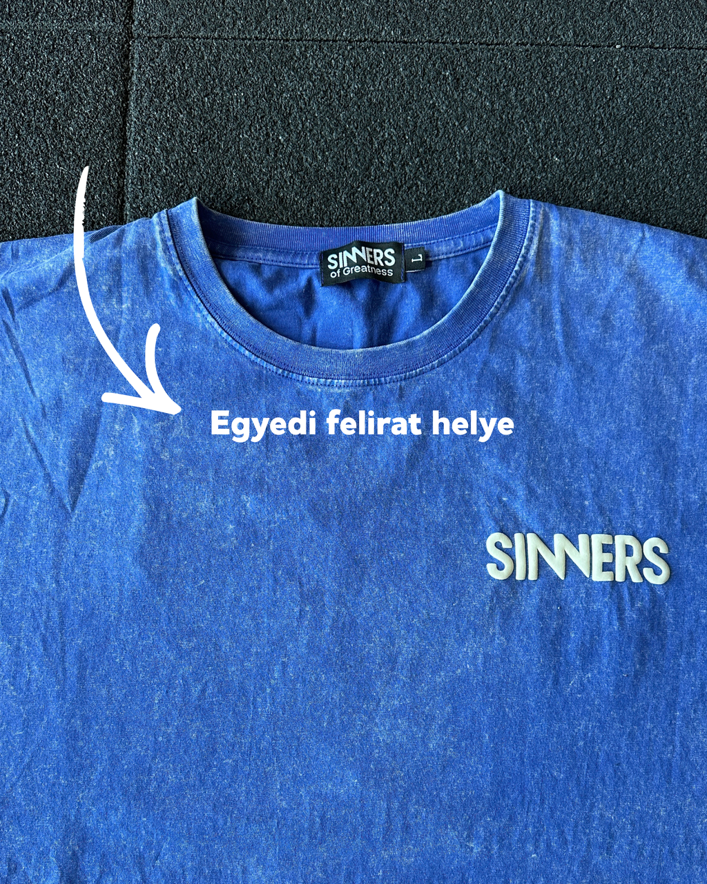 Greatness póló SINNERS – közeli felvétel a hátsó nyomott mintáról