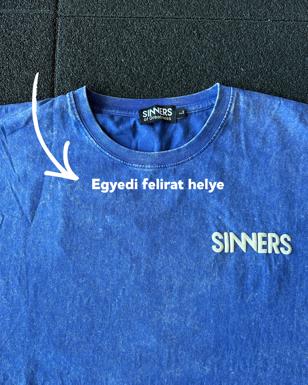 Greatness póló SINNERS – közeli felvétel a hátsó nyomott mintáról