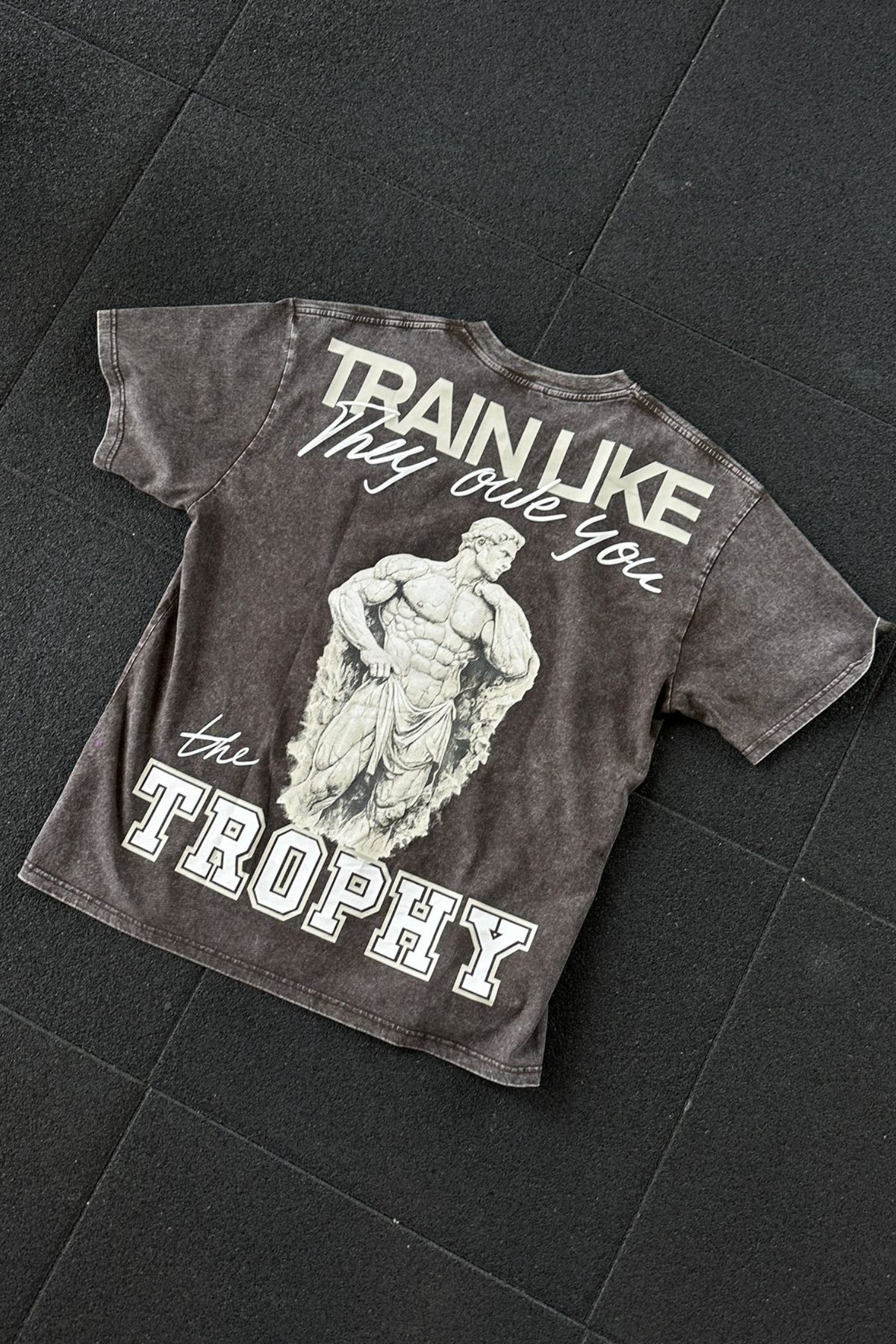 Trophy oversized pumpcover póló elölnézetben – SINNERS logó nyomással